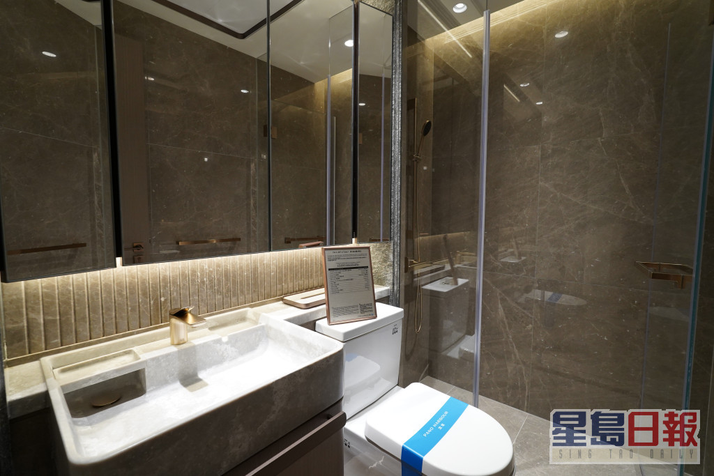 浴室設多組鏡櫃，方便收納及梳洗，更可延伸空間感。