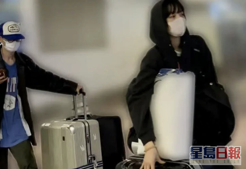 菅田将晖推住两个行李。