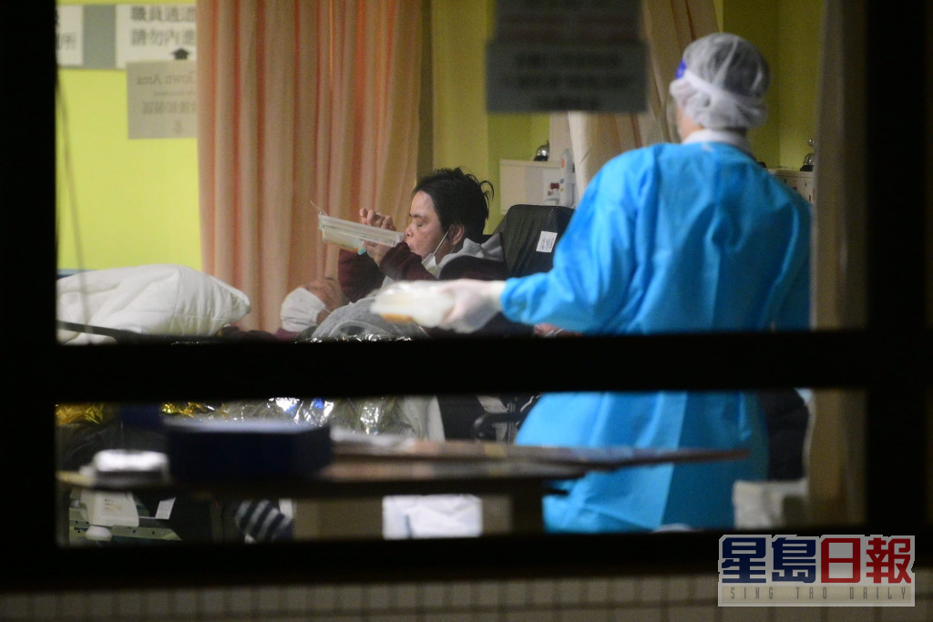 醫護人員陸續安排病人進入建築物內等候治理。