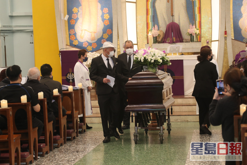 Andy与亲属及牧师等伴着Uncle Ray的灵柩缓缓进场。