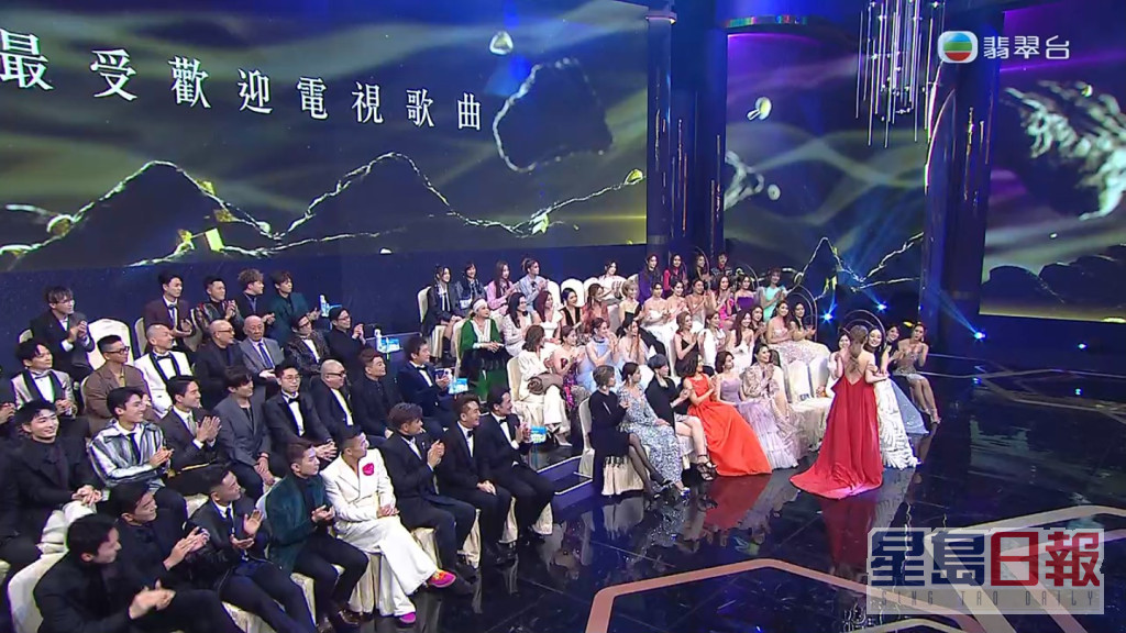 JW領獎前好姊妹陳瀅即上前擁抱祝賀，而JW表演得獎歌曲時，陳瀅亦在台邊拍片支持好姊妹。