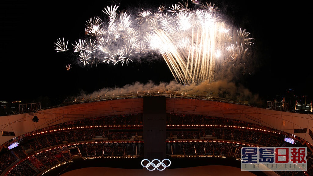 在習近平宣布冬奧開幕後，現場點放煙花。美聯社圖片