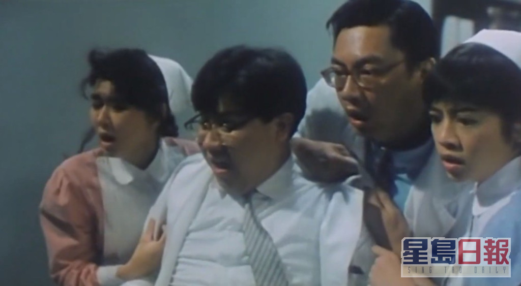 劉錫賢（左二）於電影《殭屍醫生》飾演一位醫生，與倪匡在片場有傾有講。