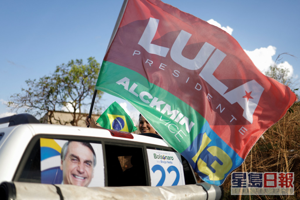 支持者高舉盧拉的標語及旗幟。REUTERS