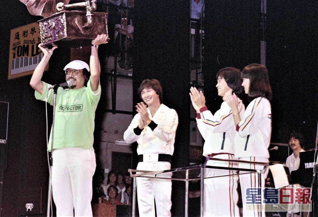 Uncle Ray于1980年告别公务员生涯，许冠杰和区瑞强于《60年代音乐会》代表港台致送纪念品予Uncle Ray。