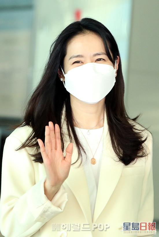孫藝珍在機場向韓媒揮手。