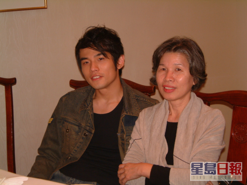 单亲家庭长大的周杰伦与妈妈叶惠美关系要好，有指他曾将所有收入上缴。