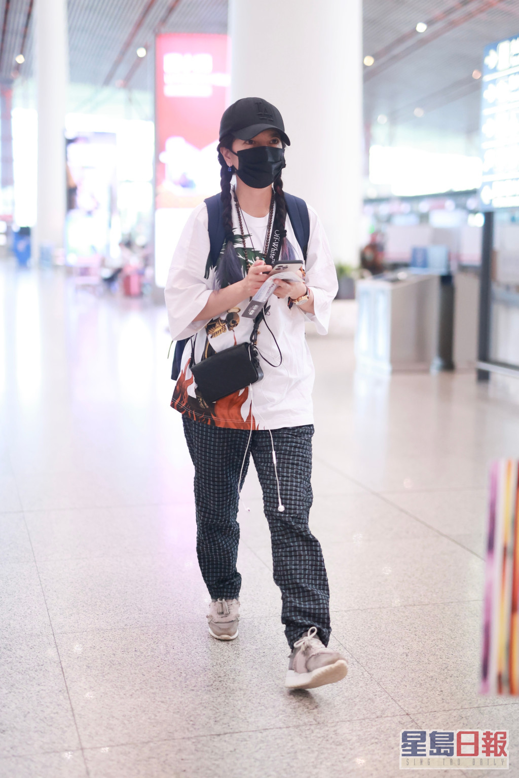 趙薇前年8月被拍到現身北京機場，頭紥兩條鬢辮的她狀態不錯。  ​
