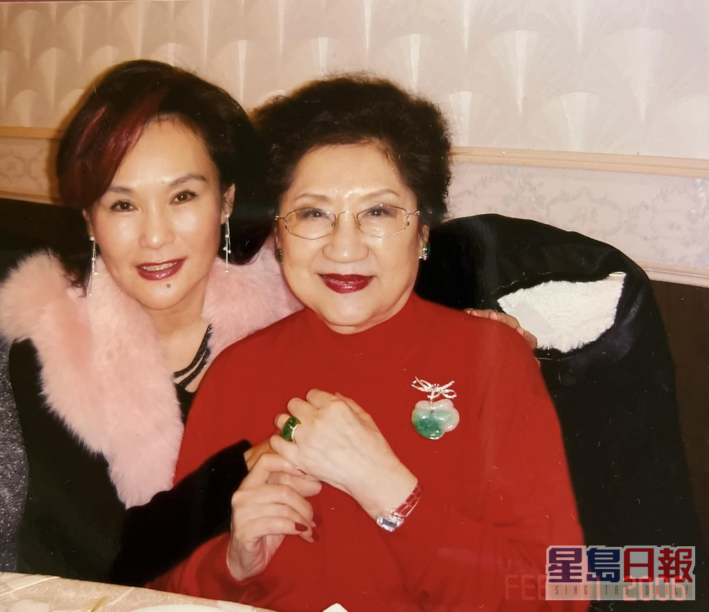 胡錦在1999年患上乳癌。