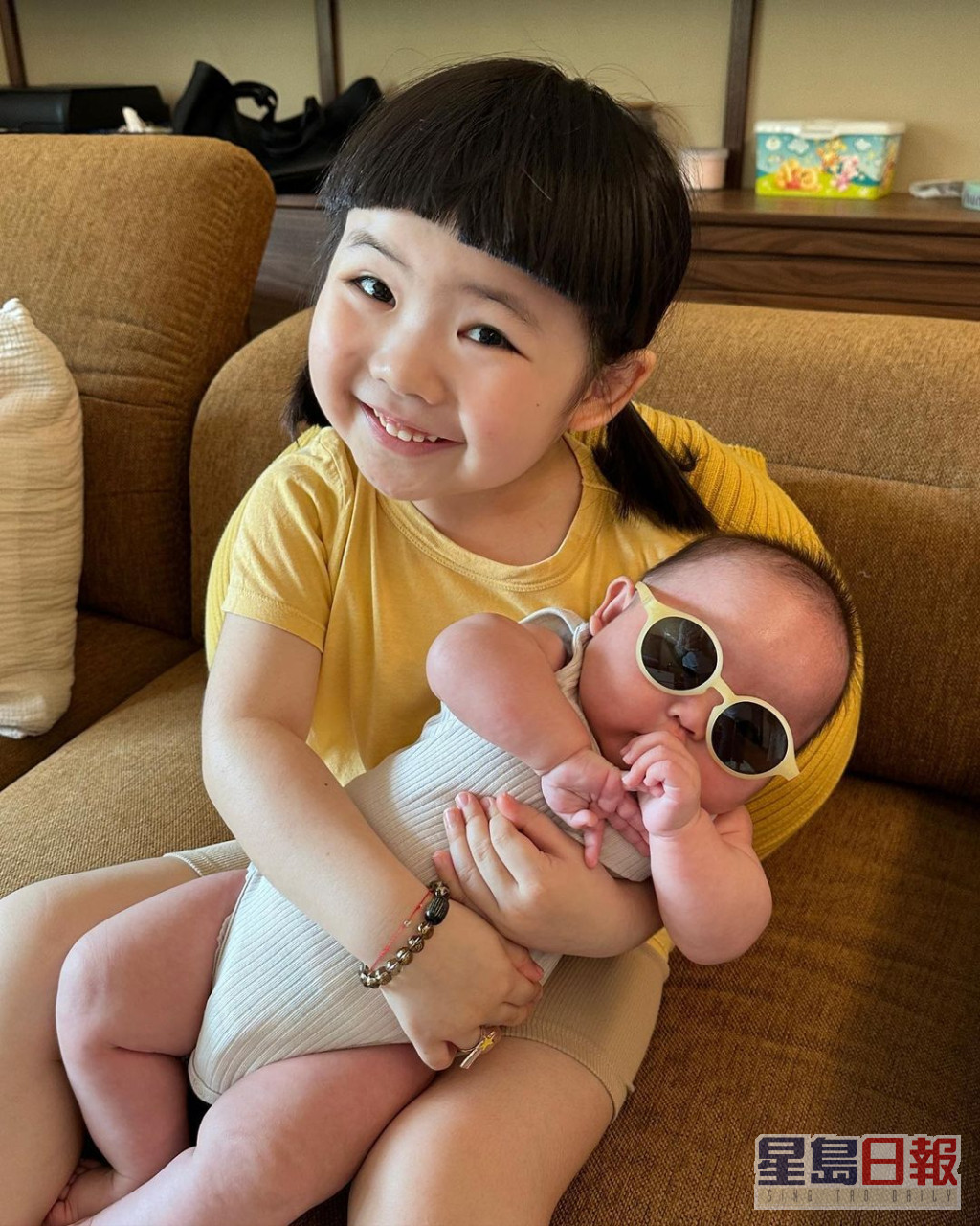 李元元帮忙抱妹妹。