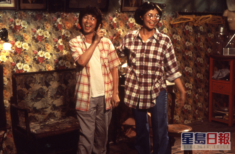 許冠英在1982年的《八彩林阿珍》中與蕭芳芳（右）合作。