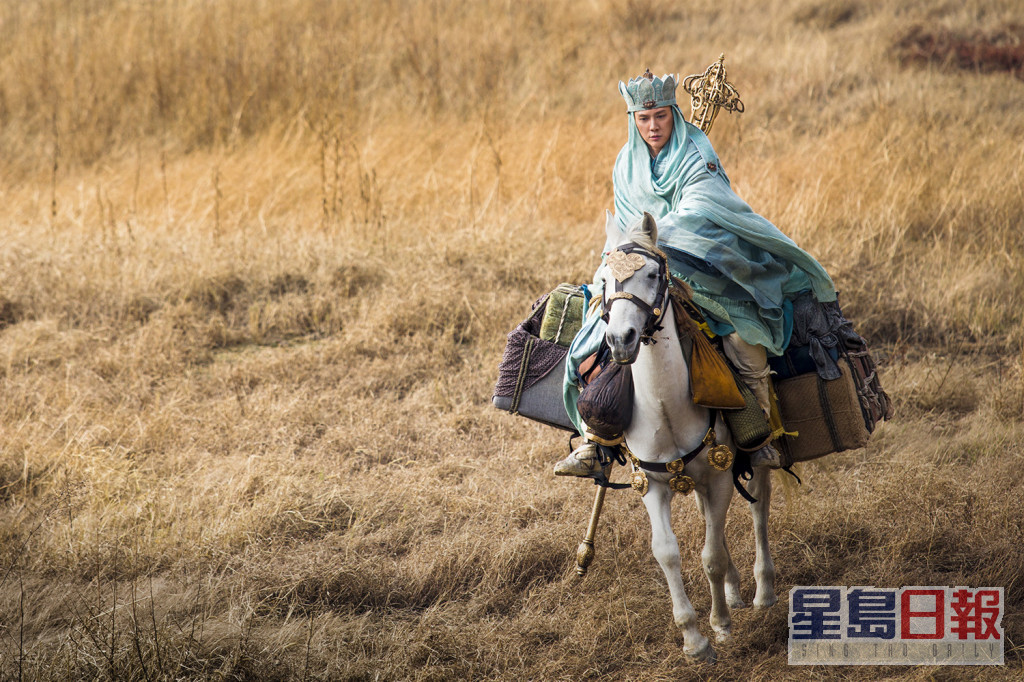 馮紹峰因所騎的馬匹受驚，突然失控導致意外墮馬。