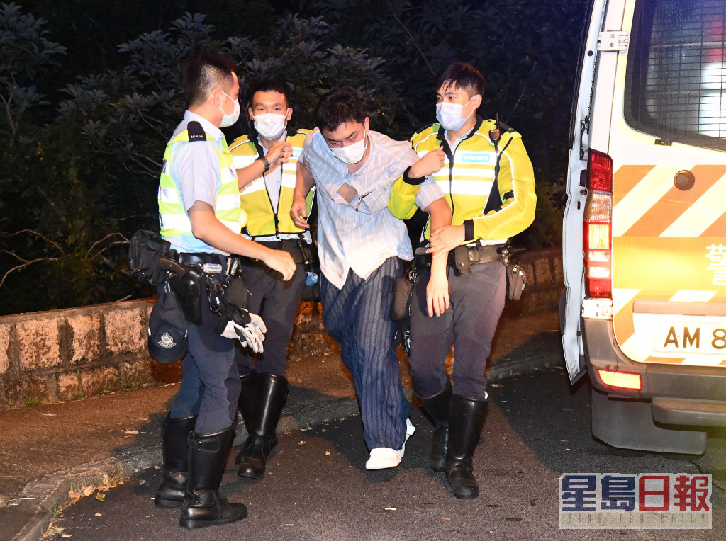 杨明前年8月在半山疑酒后驾驶，失控撞毁石壆。