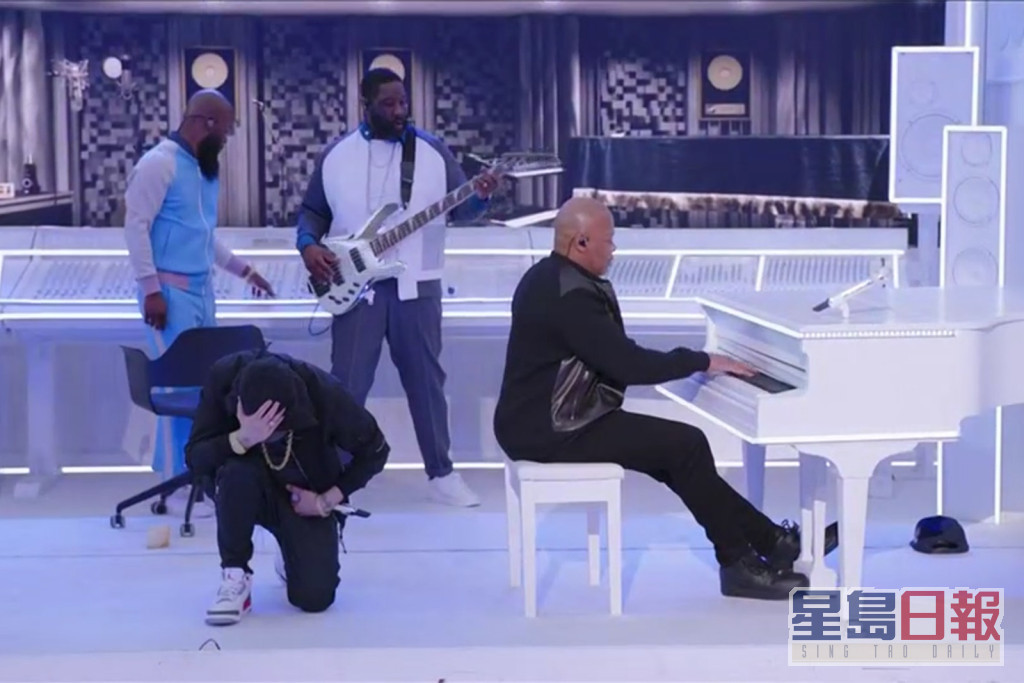 Eminem在表演途中單膝下跪，表示支持反種族歧視。
