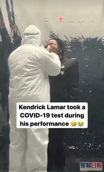 Kendrick在演唱會上，做出類似接受新冠檢測的表演而被指辱華。