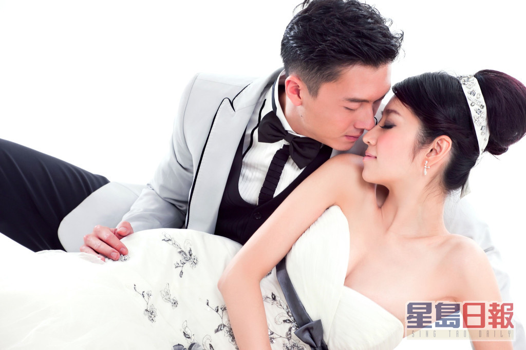 王浩信、陈自瑶2011年甜蜜婚照。