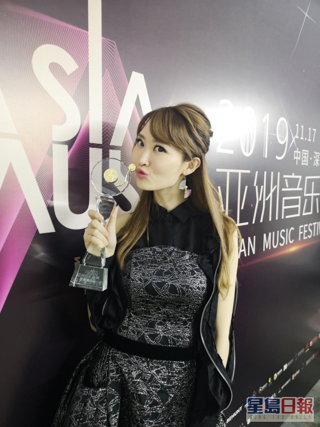 鍾雨璇是一名歌手，但大家似乎太習慣她以前用「蘇慧恩」這個名字。