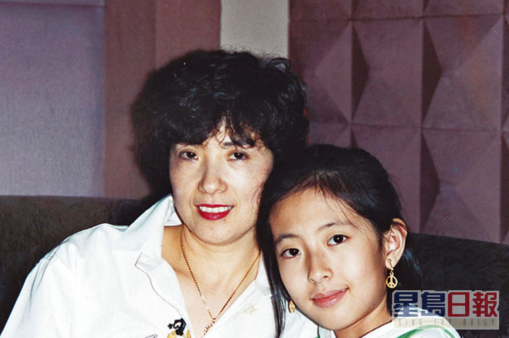 唐詩詠的母親於2009年因心臟病離世。