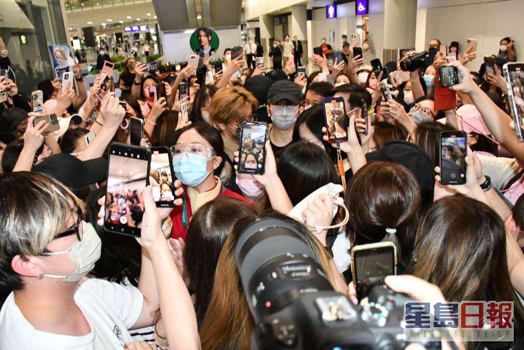 數百fans湧入機場。