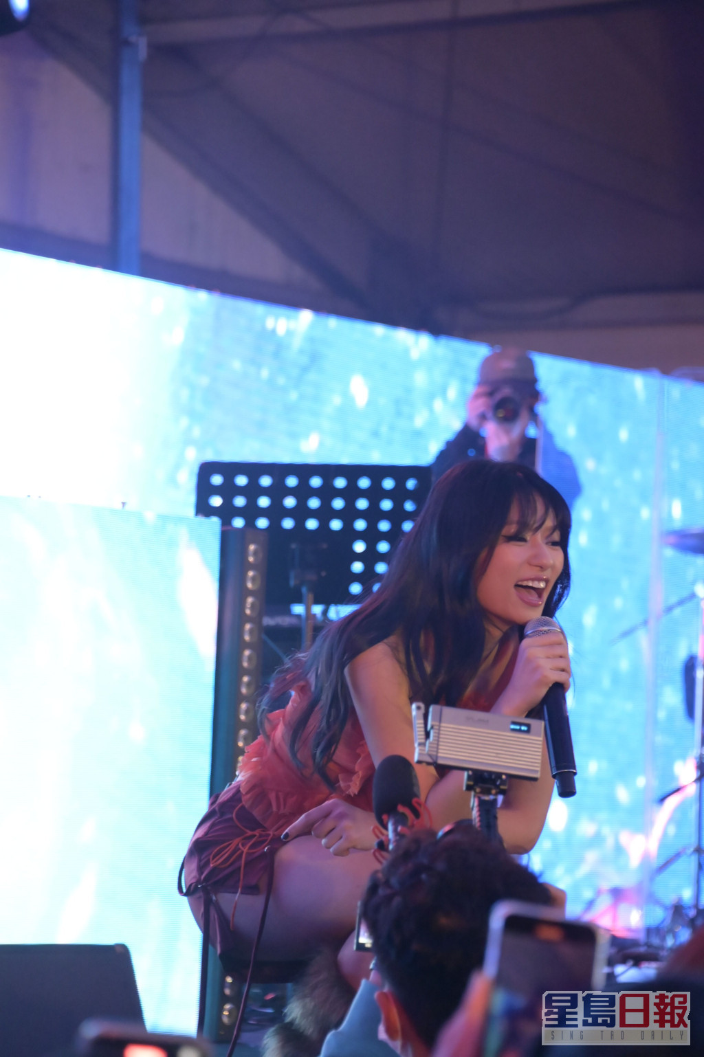 吴家忻未知是否因为太冻，在台上走音。