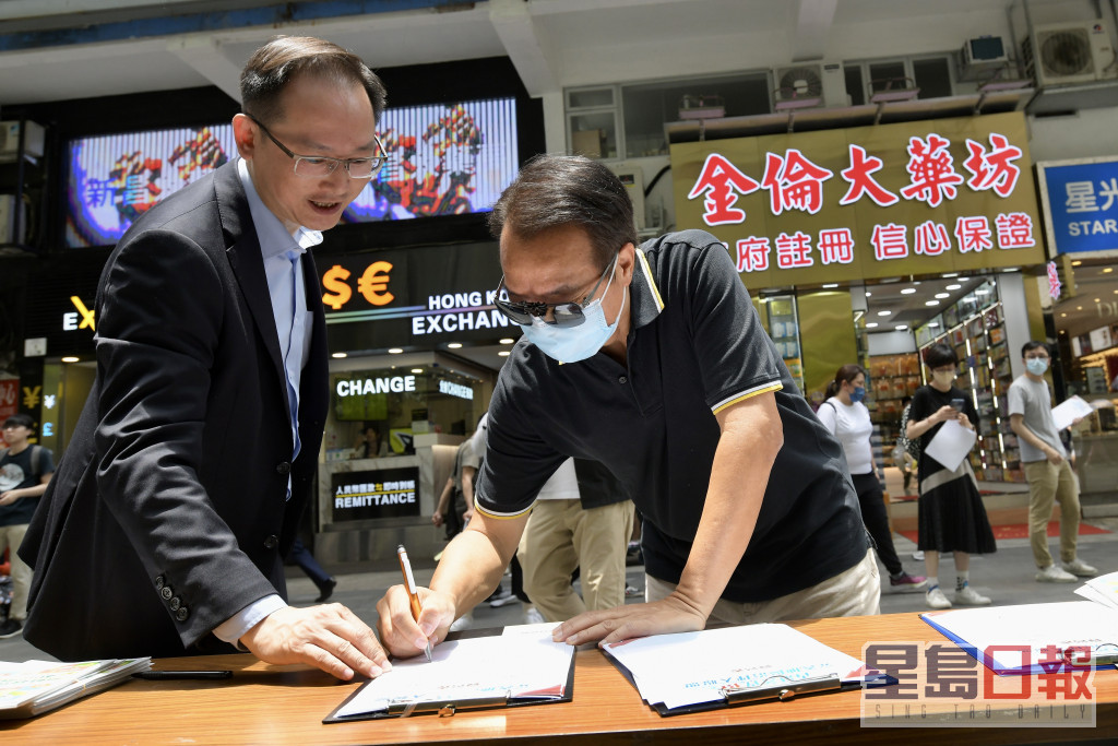 「香港各界撑完善地区治理大联盟」成立，摆街站争取巿民支持方案。梁誉东摄