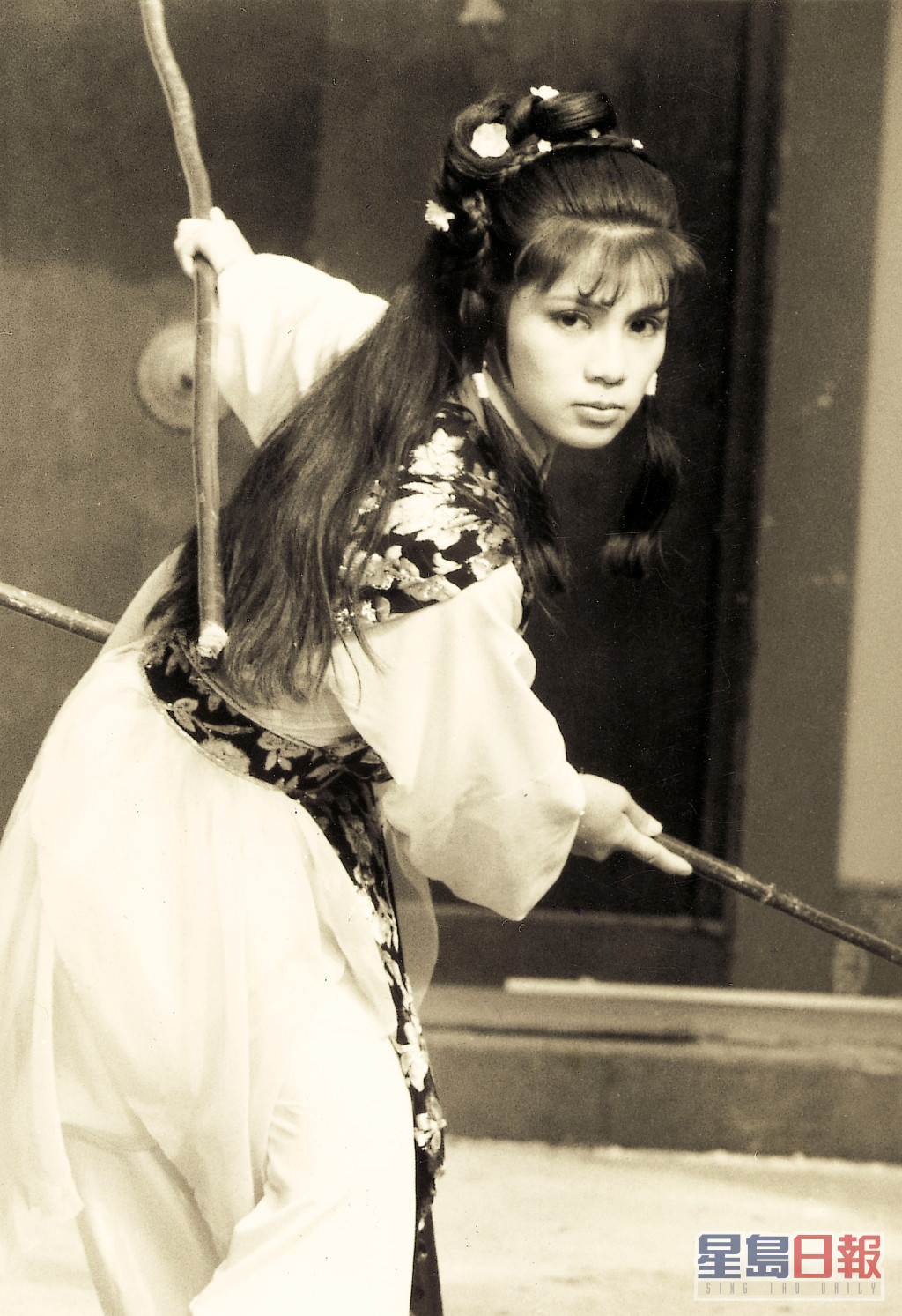 翁美玲在1983年與黃日華合作的《射鵰英雄傳》系列大受歡迎，她更有「俏黃蓉」之稱。