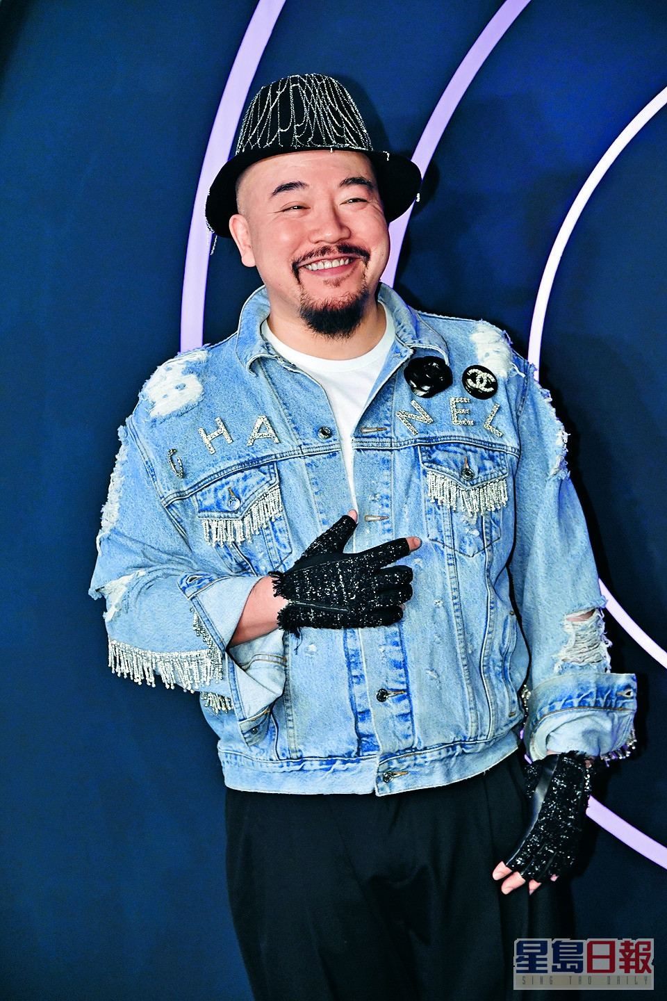 填词人黄伟文将歌曲取名为《猥琐》，保锜表示不知对方是否觉得他猥琐。