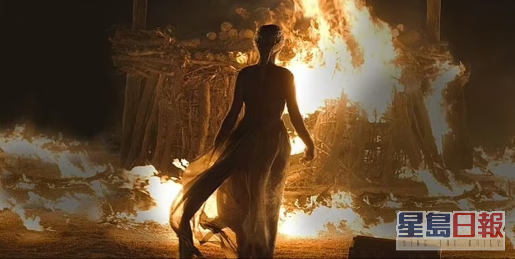 Patrick以Daenerys走進火中的名場面來開玩笑，不料卻玩出火！