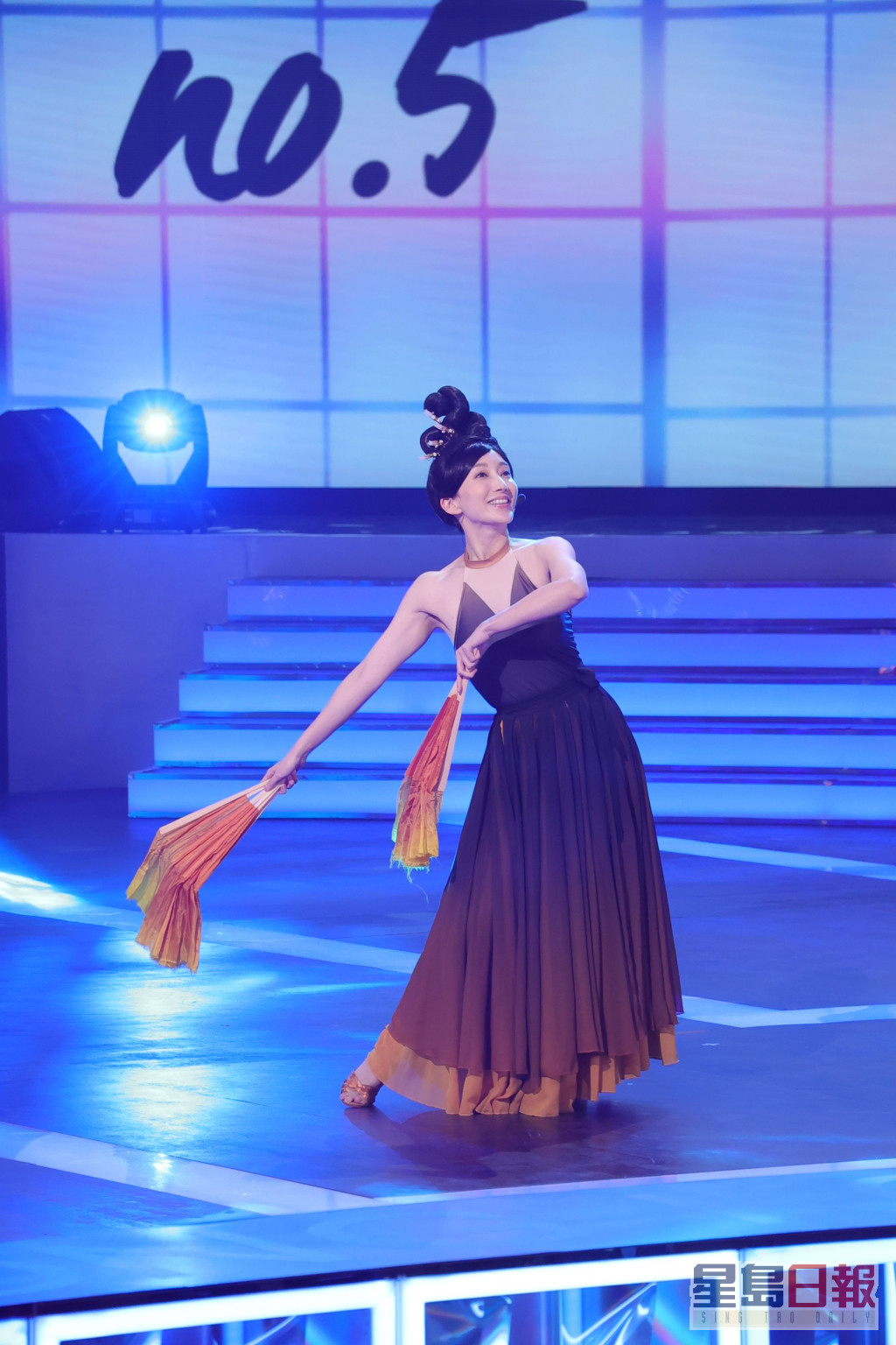 李天纵表演中国舞。