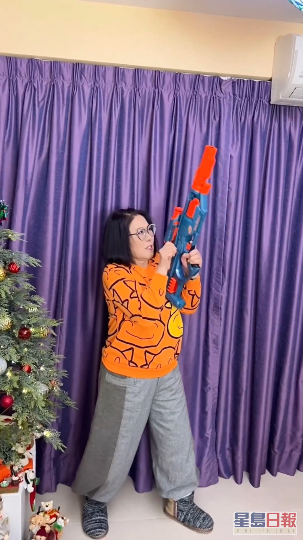 司棋姐昨日（19日）於IG分享新片，片中她手持玩具槍不斷上膛及發射，動作非常流暢。