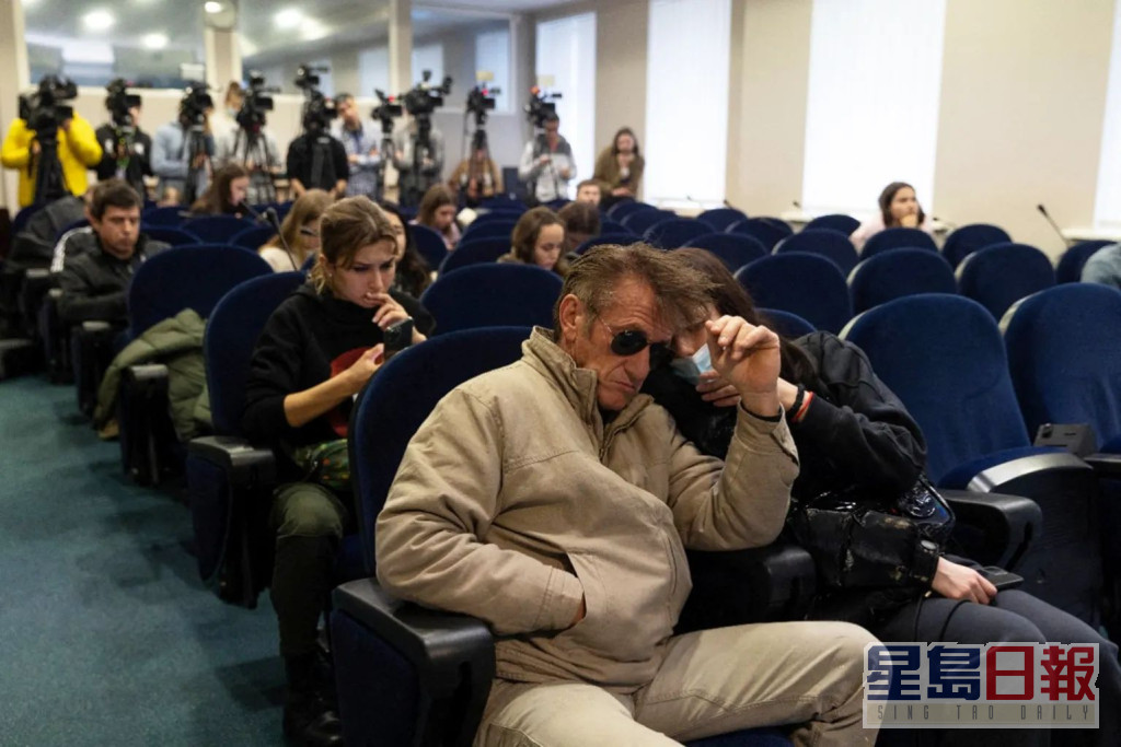 辛潘出席烏克蘭高級官員舉行的遭俄羅斯入侵記者會。