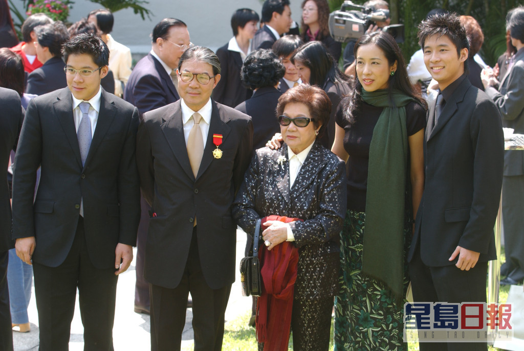 在2004年，霍震霆（左二）获颁金紫荆星章，太太朱玲玲（右二）和两名儿子亦出席支持。