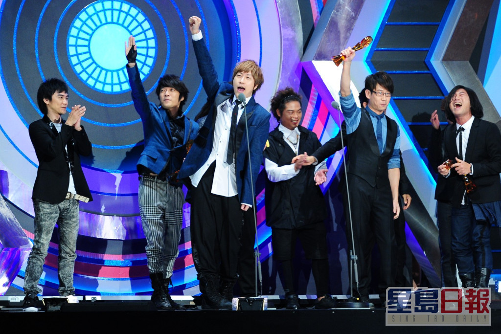 五月天2006年以《第二人生》于台湾金曲奖第4度夺下最佳乐团奖，当年五月天入围7项最后横扫6个奖项，成为当晚大赢家。