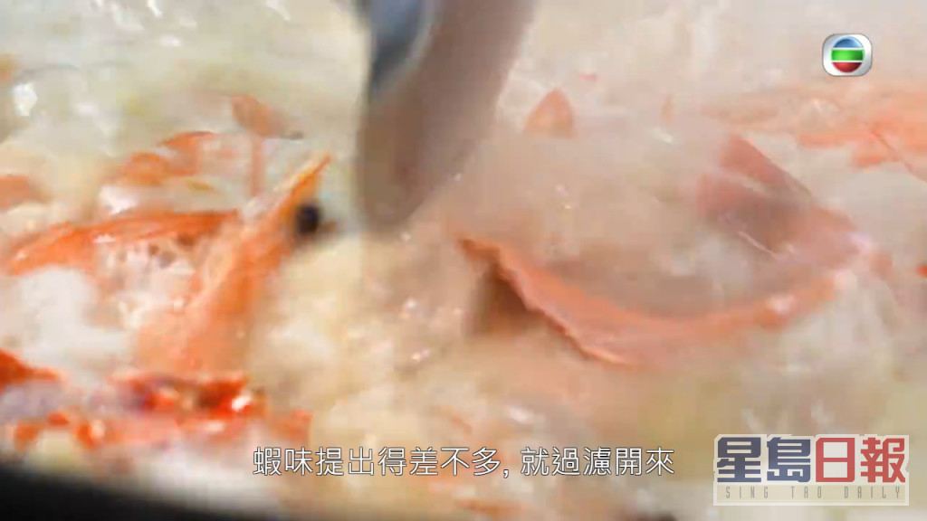 海鮮湯幾過多翻熬煮、過濾、炒製才能完成。