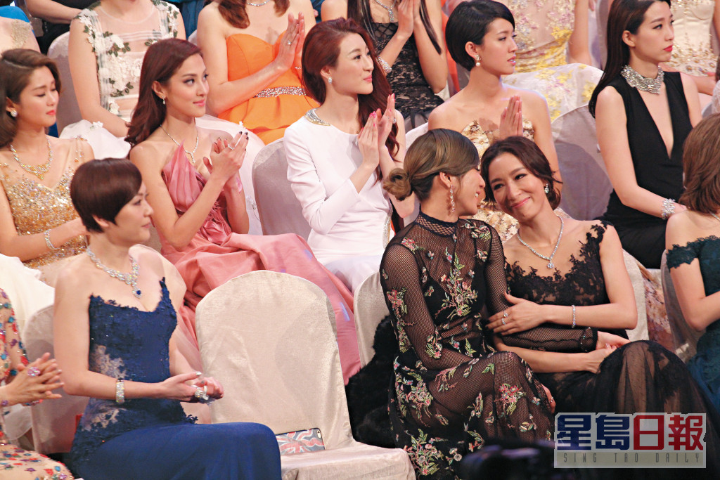 鍾嘉欣多次失落TVB視后，姚子羚也曾在頒獎禮上安慰好友。（東周刊圖片）
