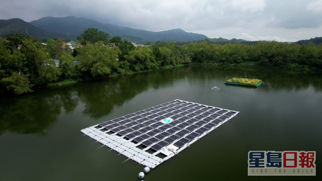 新田蓄洪池浮式太陽能發電系統及生態浮島。渠務署圖片