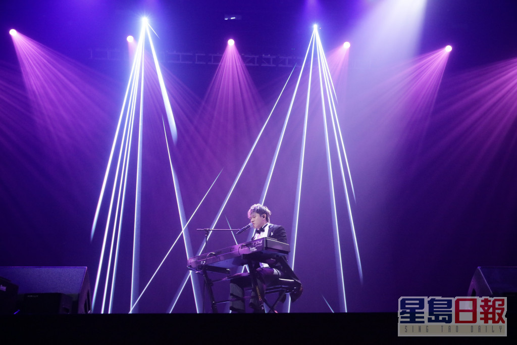 《全民造星V Summer Live 》中，亨仔再次自弹自唱Pre-round的《寂寞先生》。