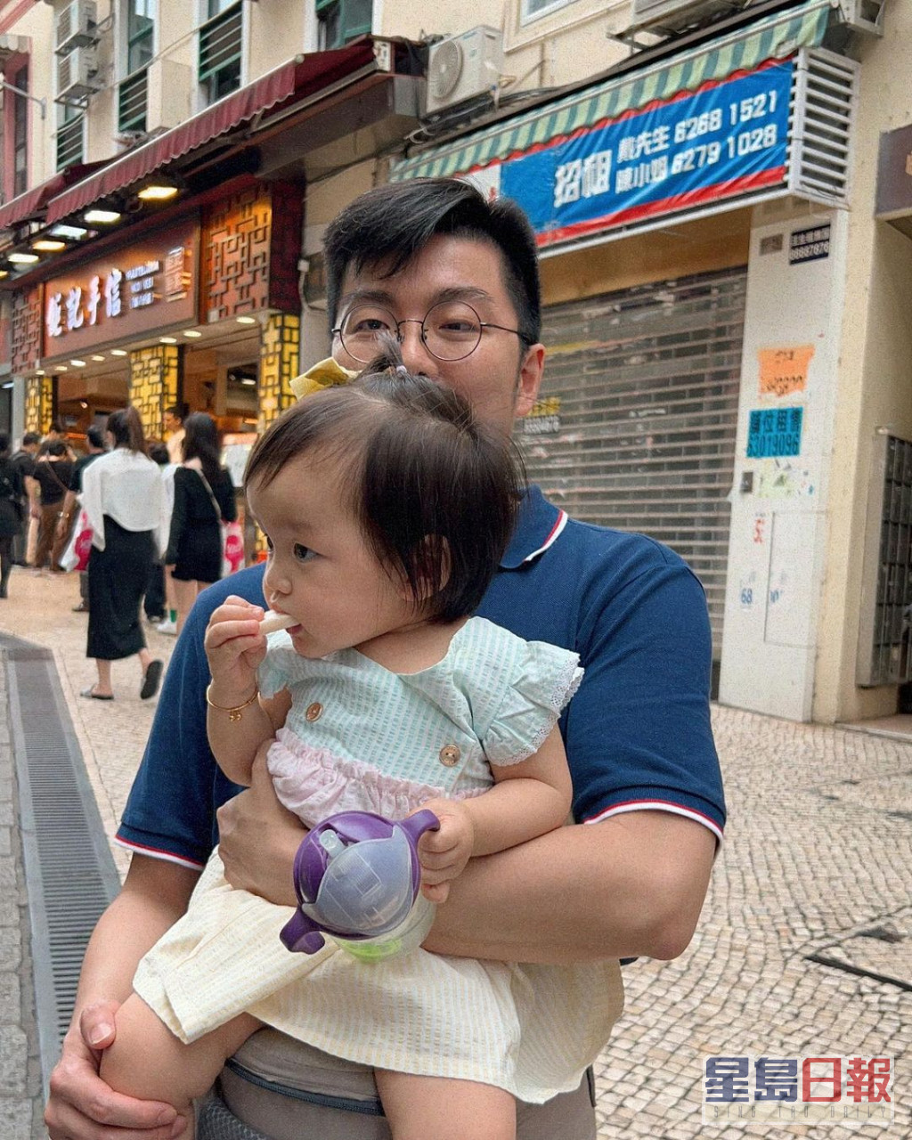 同两个舅父和外婆玩得好开心。