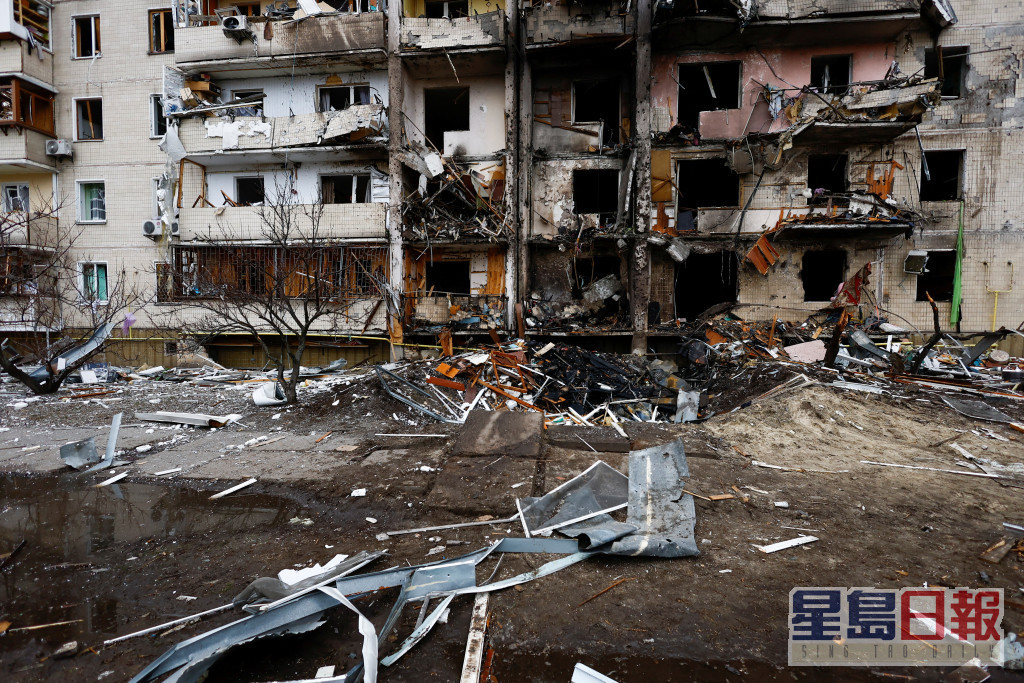 俄罗斯对基辅发动大规模军事行动后，一栋住宅楼受损。AP