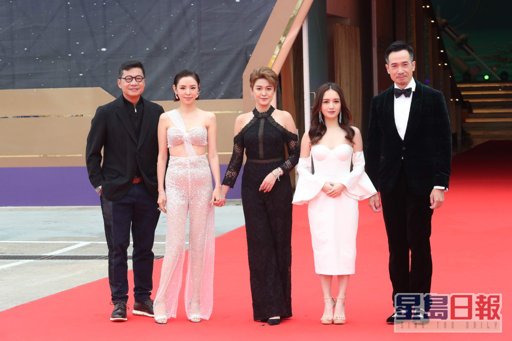 江嘉敏（中）在《TVB節目巡禮2022》上另一打扮亦被指撞樣鄭佩佩。