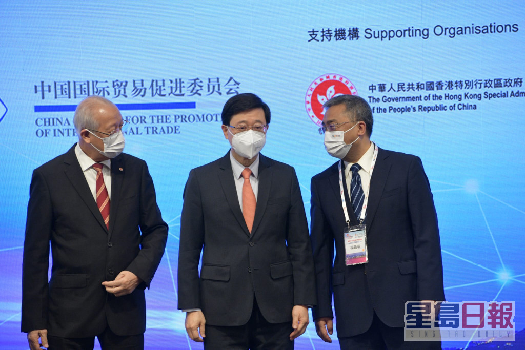 李家超(中)指保障公共卫生同时要确保香港竞争力。