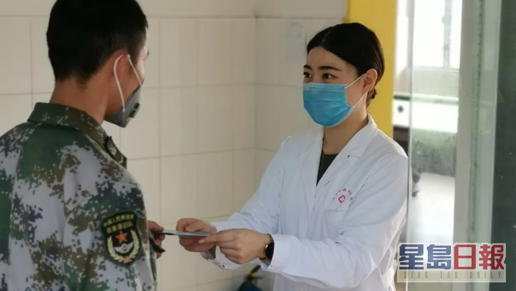 在上海機場協助搶救昏迷旅客的是駐港部隊醫院護士長張藝小。