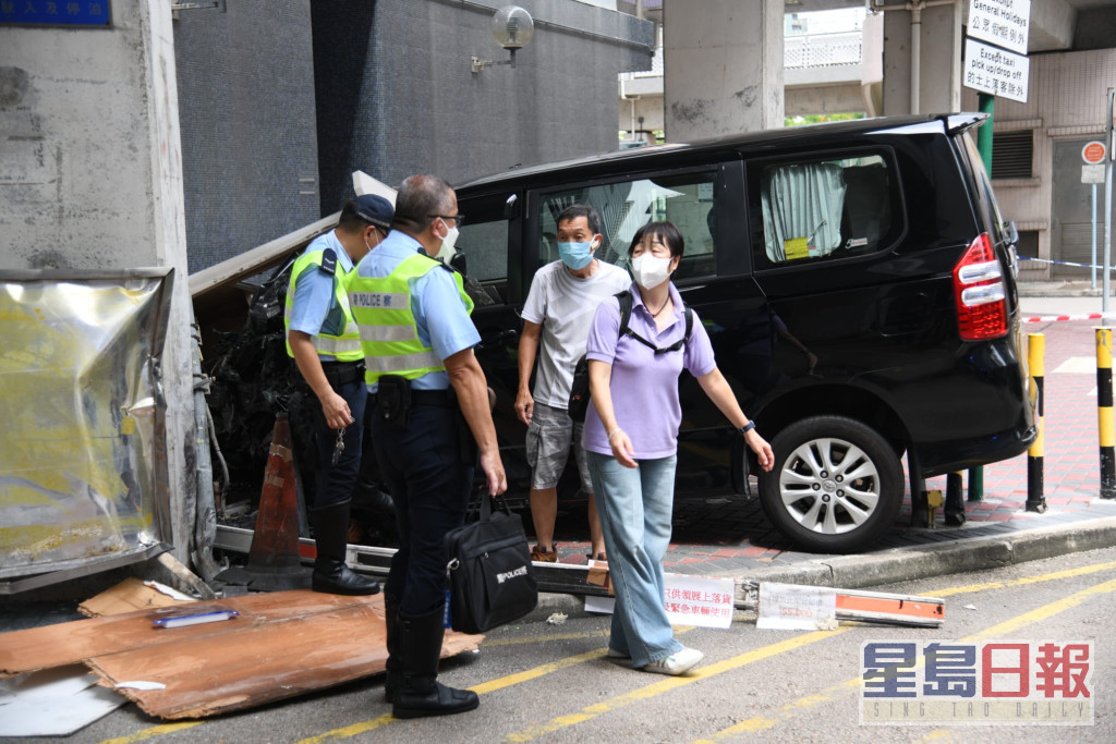 肇事私家車女司機(紫色衫)向警方交代事發經過。
