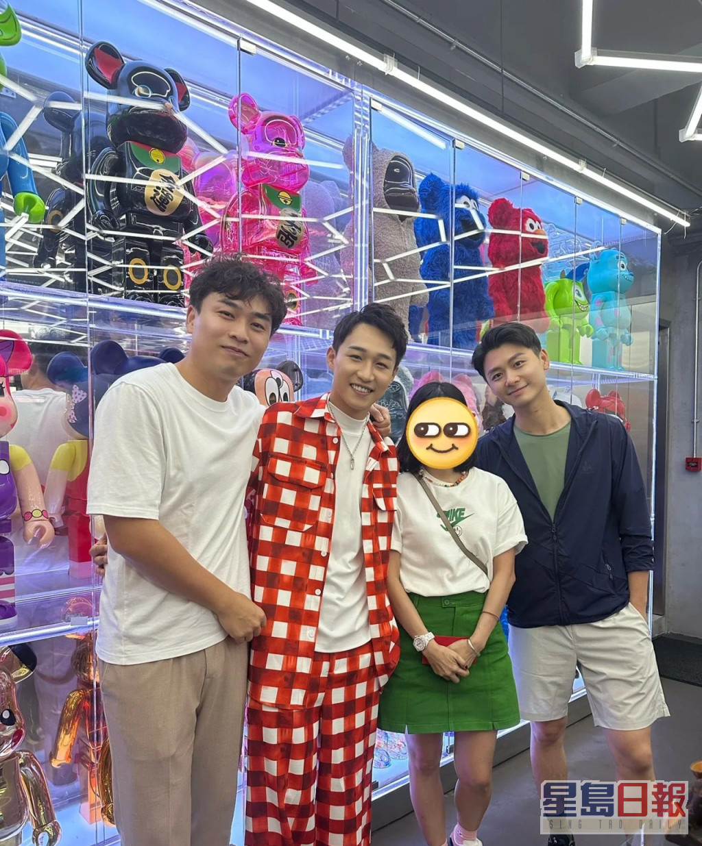 本月23日便踏入28岁的容天佑日前获粉丝提早庆生，圈中好友焦浩轩（右）及董敬文（左）也有现身。