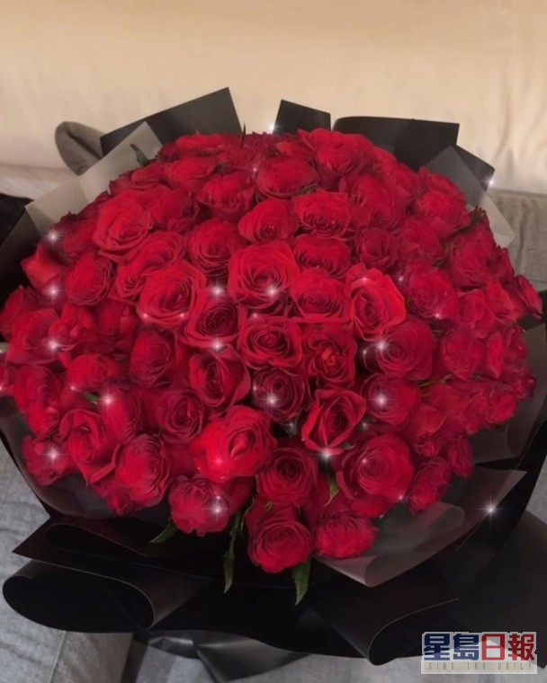 送99支玫瑰畀老婆方媛。