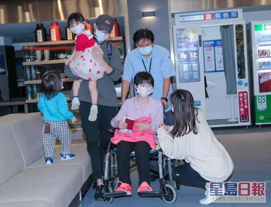 今年7月江宏傑才跟家人送福原千代到機場返日本。