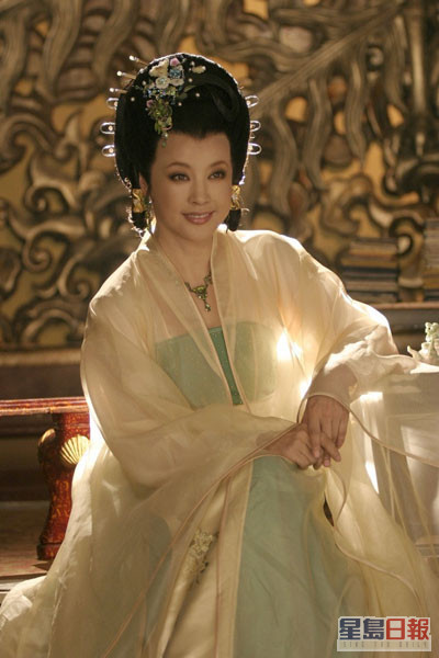 內地影后劉曉慶多次演出「武則天」一角，2011年在內地劇《武則天秘史》中飾演中年武則天，當時已經60歲。