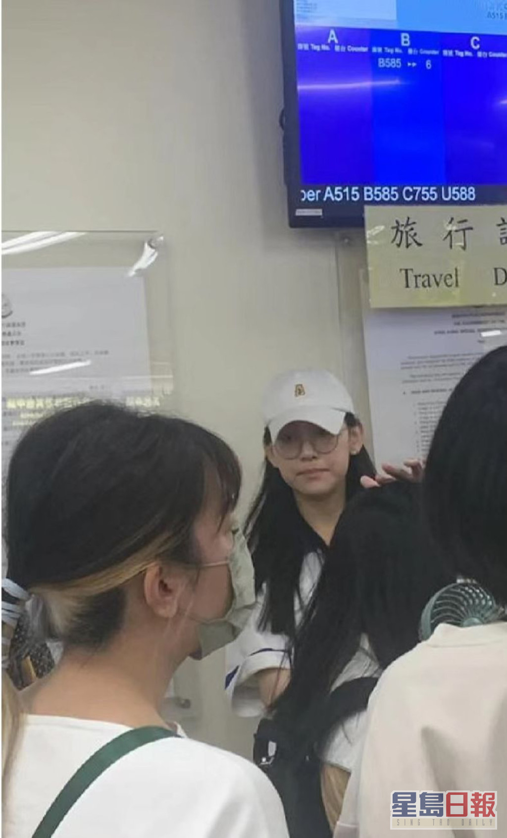 炎明熹現身香港入境處，估計是換成人身份證，打扮低調樸素的她十足「小雲」。