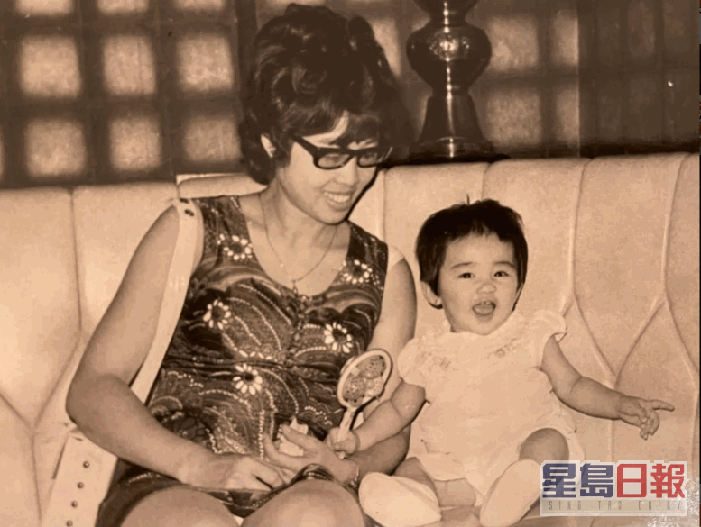 出身于演艺世家的黎姿，爷爷是香港电影之父黎民伟、嫲嫲是香港第一代电影明星林楚楚、大伯黎铿为曾演出《胭脂泪》的著名童星、姑妈黎萱亦是著名甘草演员。