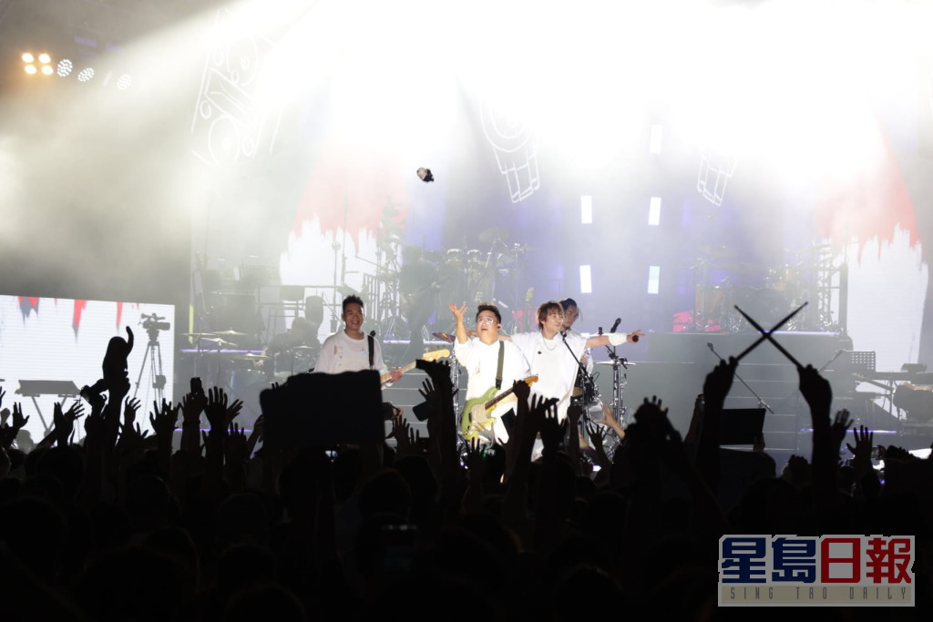 陈蕾同乐队ToNick喺西九文化区举行音乐会。